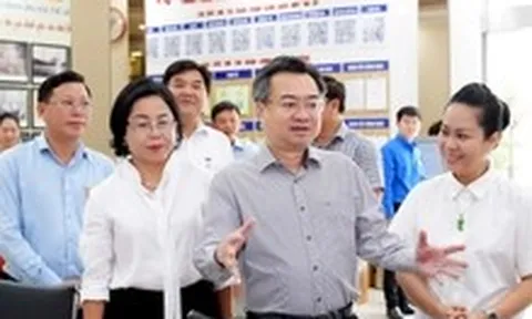 Ông Nguyễn Thanh Nghị khảo sát Trung tâm phục vụ hành chính công phường Phú Thọ, Bình Thới