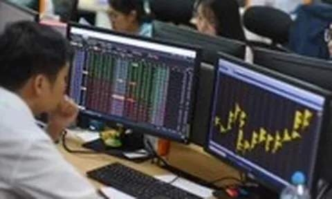 Chứng khoán tăng vùn vụt sau khi đột ngột lao dốc, 'cá mập' lãi đậm cỡ nào?