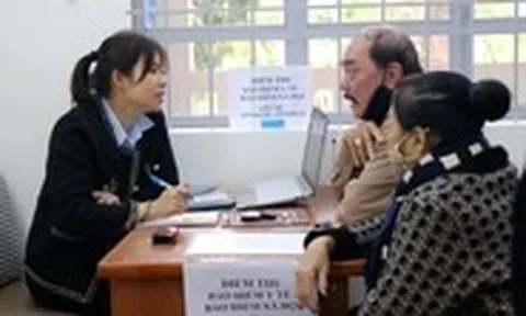 Dân làm thủ tục hành chính nhanh nhờ cán bộ bán chuyên trách về khu phố 'cầm tay chỉ việc'