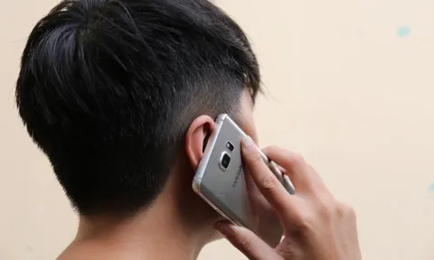 Hai thanh niên sinh năm 2004 và 2005 tại Hà Nội đã chuyển khoản hơn 400 triệu đồng sau khi nghe cuộc gọi này