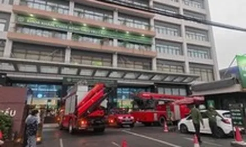 Thiếu nữ cố thủ trên nóc Bệnh viện Bạch Mai