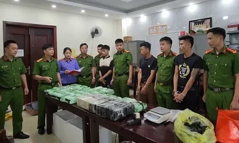 Bắt giữ xe ô tô chở 60 bánh heroin và 37 kg ma túy đá