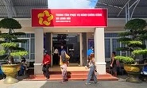 ‘1 kèm 1’ ở trung tâm hành chính công xã Long Hải, TP.HCM