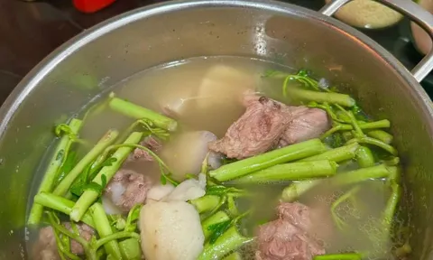 Loại rau 10.000 đồng/bó nhưng chỉ nhặt được 1 "nhúm": Ở nước ngoài có tiền cũng chưa chắc mua được!
