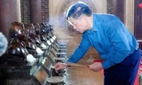 Trưởng Ban Tuyên giáo và Dân vận Trung ương dâng hương tưởng niệm Chủ tịch Hồ Chí Minh, các liệt sĩ