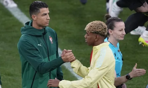 Con trai Ronaldo gây sốc khi khen "thần đồng" bóng đá Tây Ban Nha giỏi hơn bố mình