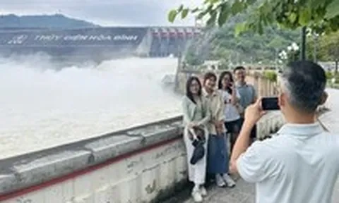 Hồ thủy điện Hòa Bình được lệnh mở cửa xả đáy thứ ba
