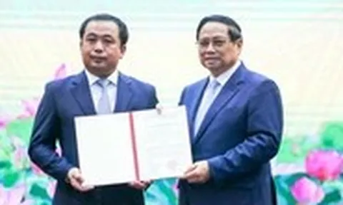 Thủ tướng trao quyết định giao quyền bộ trưởng Bộ Nông nghiệp và Môi trường cho ông Trần Đức Thắng