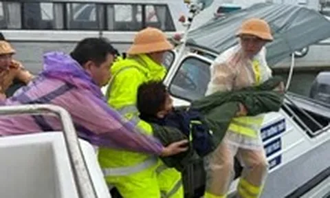 Lật tàu du lịch trên vịnh Hạ Long: cứu được 12 người, đã vớt 3 thi thể