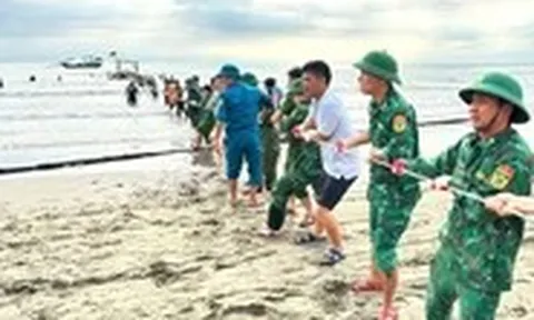 Hà Tĩnh có 58 tàu thuyền bị sóng đánh chìm, 2 người mất tích trên biển