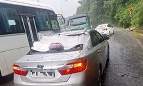 Cây ngã chắn ngang đèo Bảo Lộc, đè trúng ô tô