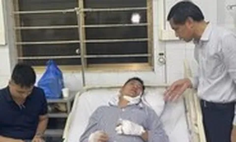 Chiến sĩ phòng cháy lặn khỏi khoang tàu Vịnh Xanh bị lật, được tàu đánh cá cứu ra sao?