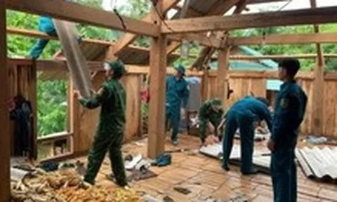 Thanh Hóa: Bão số 3 (Wipha) chưa vào đất liền, hàng trăm nhà dân đã bị tốc mái do dông lốc