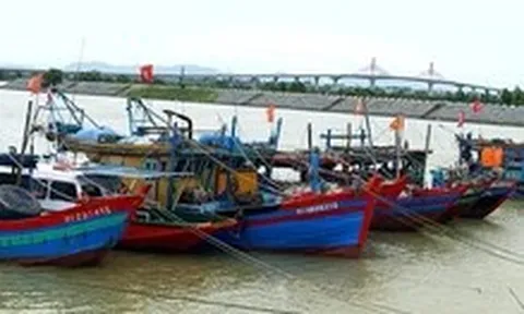 Hà Tĩnh cấm tàu thuyền ra khơi từ 12h trưa nay