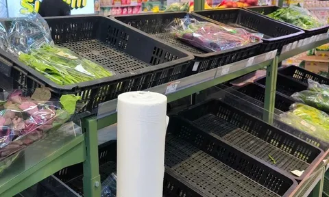 Người Hà Nội tất bật đi chợ, nhiều quầy hàng hết sớm ngày bão
