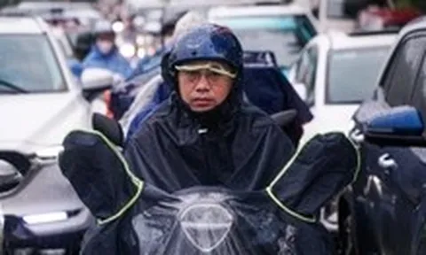 Người Hà Nội nhích từng chút trên đường về nhà vì mưa lớn vào giờ tan tầm