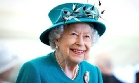 Triển lãm thời trang kỷ niệm 100 năm ngày sinh Nữ hoàng Elizabeth II