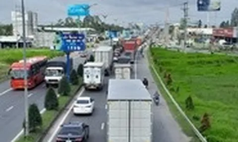 Cầu Cần Thơ liên tục kẹt xe do tai nạn giao thông