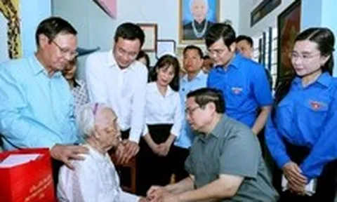 Thủ tướng Phạm Minh Chính tri ân các lãnh đạo tiền bối và người có công tại Quảng Trị và Huế
