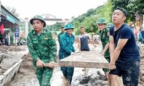 Quân đội, công an dồn lực giúp bà con vùng lũ Nghệ An khắc phục thiệt hại