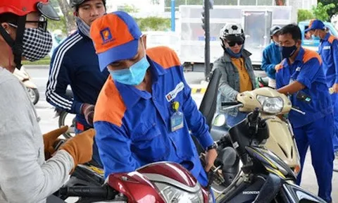 Cấm xe máy chạy xăng, cây xăng có thể chuyển thành trạm sạc xe điện?