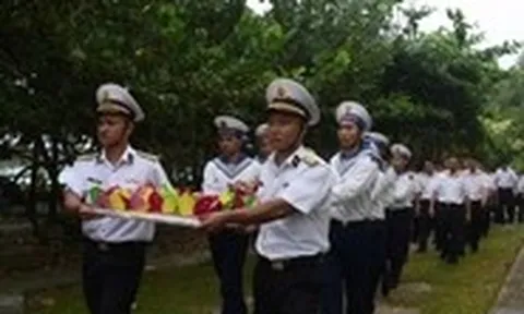 Thả hàng trăm hoa đăng xuống biển tưởng nhớ anh hùng liệt sĩ Trường Sa