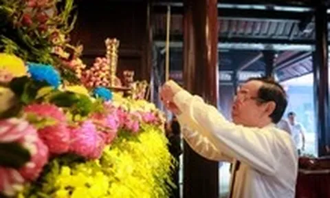 Lãnh đạo TP.HCM dâng hương tưởng niệm các anh hùng liệt sĩ tại Côn Đảo