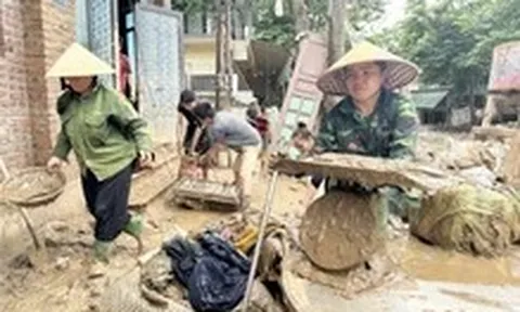 Người dân vùng lũ Nghệ An bới tìm tài sản trong lớp bùn dày đặc