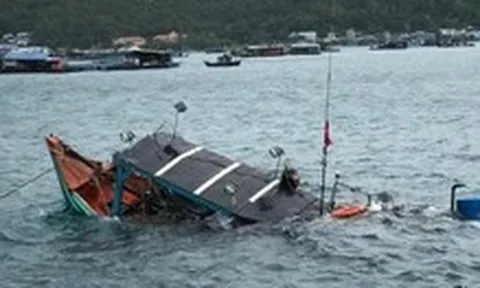 Cứu 9 người trên 2 tàu bị chìm khu vực biển đặc khu Kiên Hải