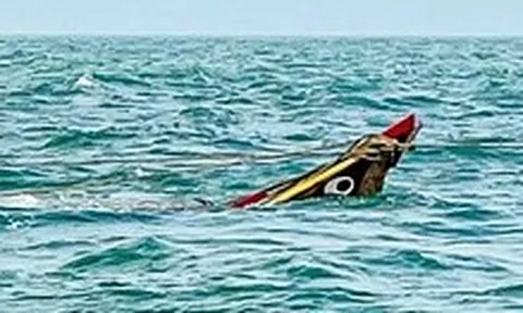 Trục vớt ghe cá bị chìm ở Cần Giờ, hai ngư dân may mắn thoát nạn