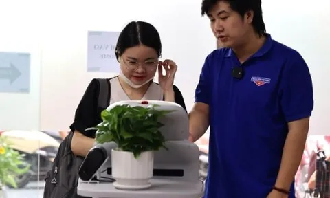 Người dân Hà Nội làm thủ tục hành chính được miễn phí đồ ăn, sử dụng robot lễ tân
