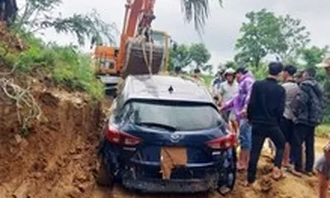 Ô tô chở 4 người bị nước cuốn trôi sau khi vượt rào cảnh báo đã được tìm thấy