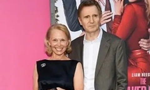 Liam Neeson và Pamela Anderson công khai hẹn hò