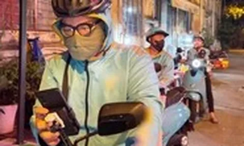 Một ngày của tài xế xe ôm điện