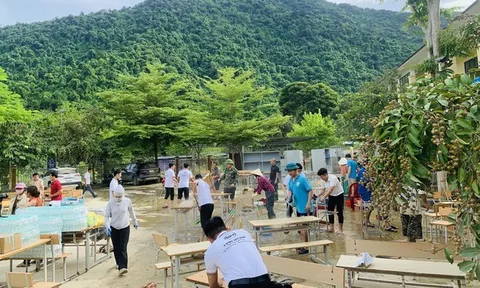 Thầy cô giáo vượt hàng trăm cây số lội bùn tiếp sức cho đồng nghiệp vùng lũ