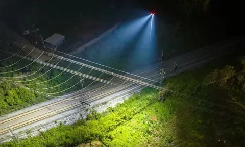 Kỳ lạ máy bay không người lái hoạt động xuyên đêm ở một công trường ở Trung Quốc: Chuyện gì đang xảy ra?