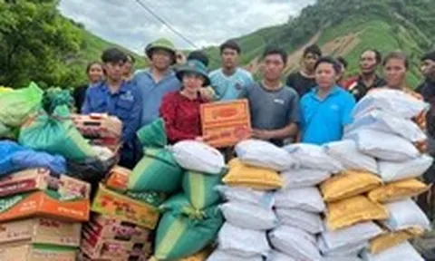 Dân Lào bị lũ cô lập, bơi qua sông cầu cứu được người Nghệ An sẻ chia hàng cứu trợ
