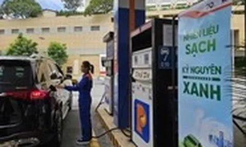 Xăng E10: Người dùng còn 'lạ lẫm' dù giá rẻ hơn, xanh hơn