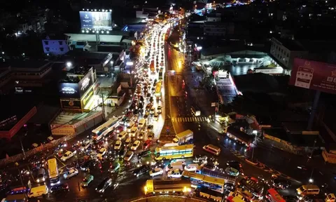 Hình ảnh kẹt xe kéo dài trong mưa dông ở TP.HCM