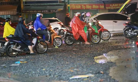 Mưa cuốn đá đường sắt tràn ra đường Phạm Văn Đồng, TP.HCM, kẹt xe kéo dài