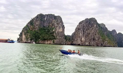 Tàu quân y và xuồng cơ động trực 24/24h trên vịnh Hạ Long