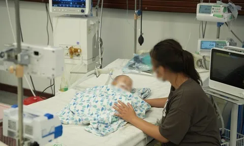 Bé trai 15 tháng tuổi cấp cứu vì uống phải tinh dầu đuổi muỗi