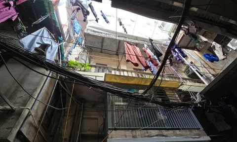 Công trình chồng tầng trái phép sát hồ Gươm bị phạt hơn 100 triệu đồng, không tự tháo dỡ sẽ cưỡng chế