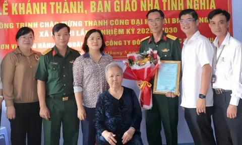 Bàn giao nhà tình nghĩa cho gia đình mẹ Việt Nam Anh hùng Nguyễn Thị Lắng