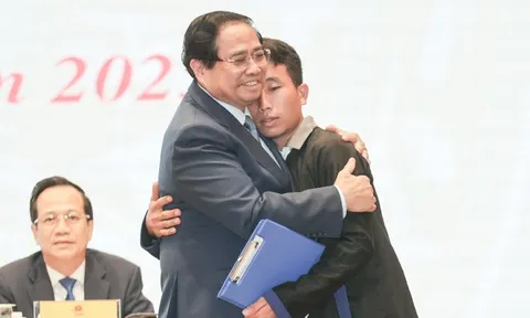 Thủ tướng Phạm Minh Chính động viên Trưởng bản Mùa A Thi cứu 90 người thoát khỏi lũ quét, sạt lở