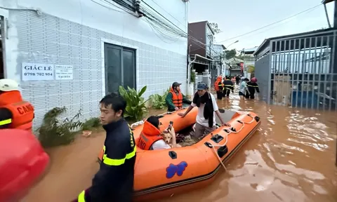 Đà Lạt ngập sâu sau mưa lớn, hàng trăm người phải sơ tán
