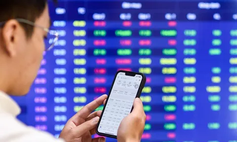 Tin tức sáng 15-8: Khối ngoại bán ròng rất mạnh, phiên VN-Index lập đỉnh mới