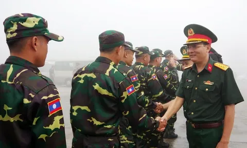 Đón đoàn cán bộ, chiến sĩ Quân đội Lào sang tham gia diễu binh, diễu hành