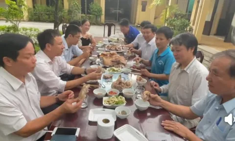 Cán bộ thú y Huế cùng ăn giò heo để vận động người dân tiêu thụ thịt an toàn