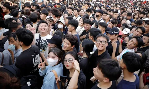 Hàng ngàn người chờ nhận vé 'Việt Nam trong tôi concert'